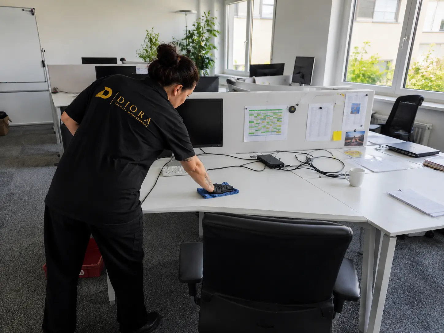 Sauber aufgeräumter Arbeitsplatz nach der professionellen Büroreinigung in Hörstel