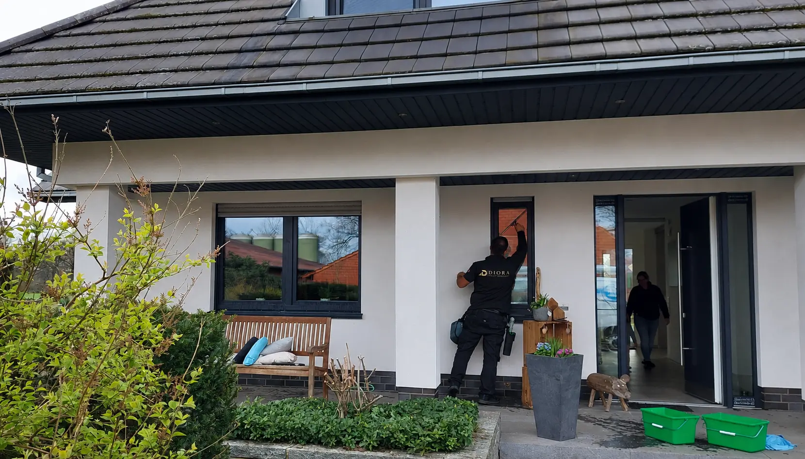 Professionelle Fensterreinigung an einem Bürogebäude in Osnabrück
