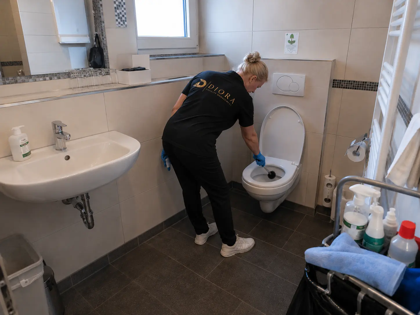 Hygienisch gereinigtes Hotelbadezimmer durch DIORA Hotelreinigung in Osnabrück