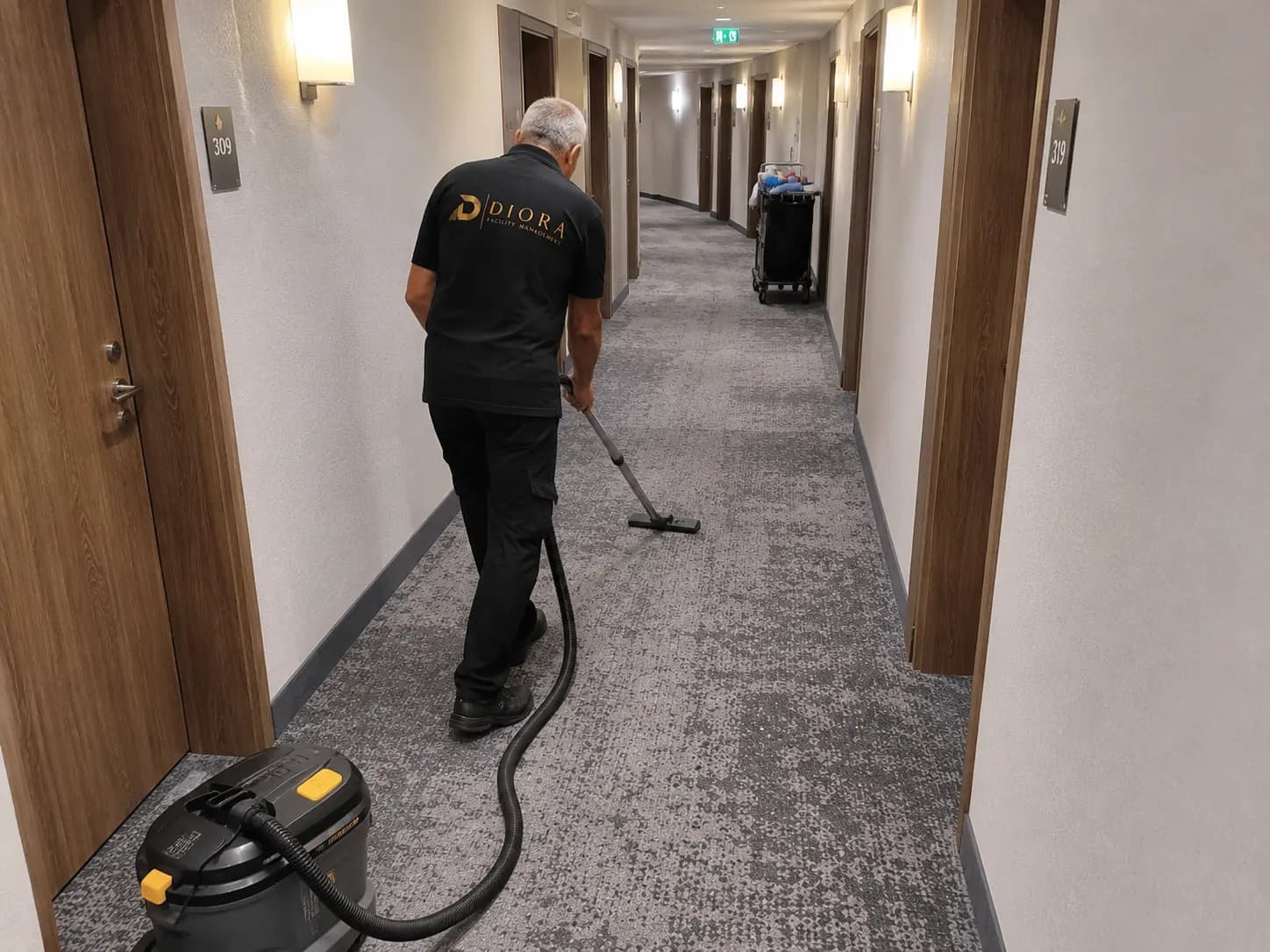 Gepflegter Hotelkorridor nach der professionellen Housekeeping-Reinigung in Osnabrück