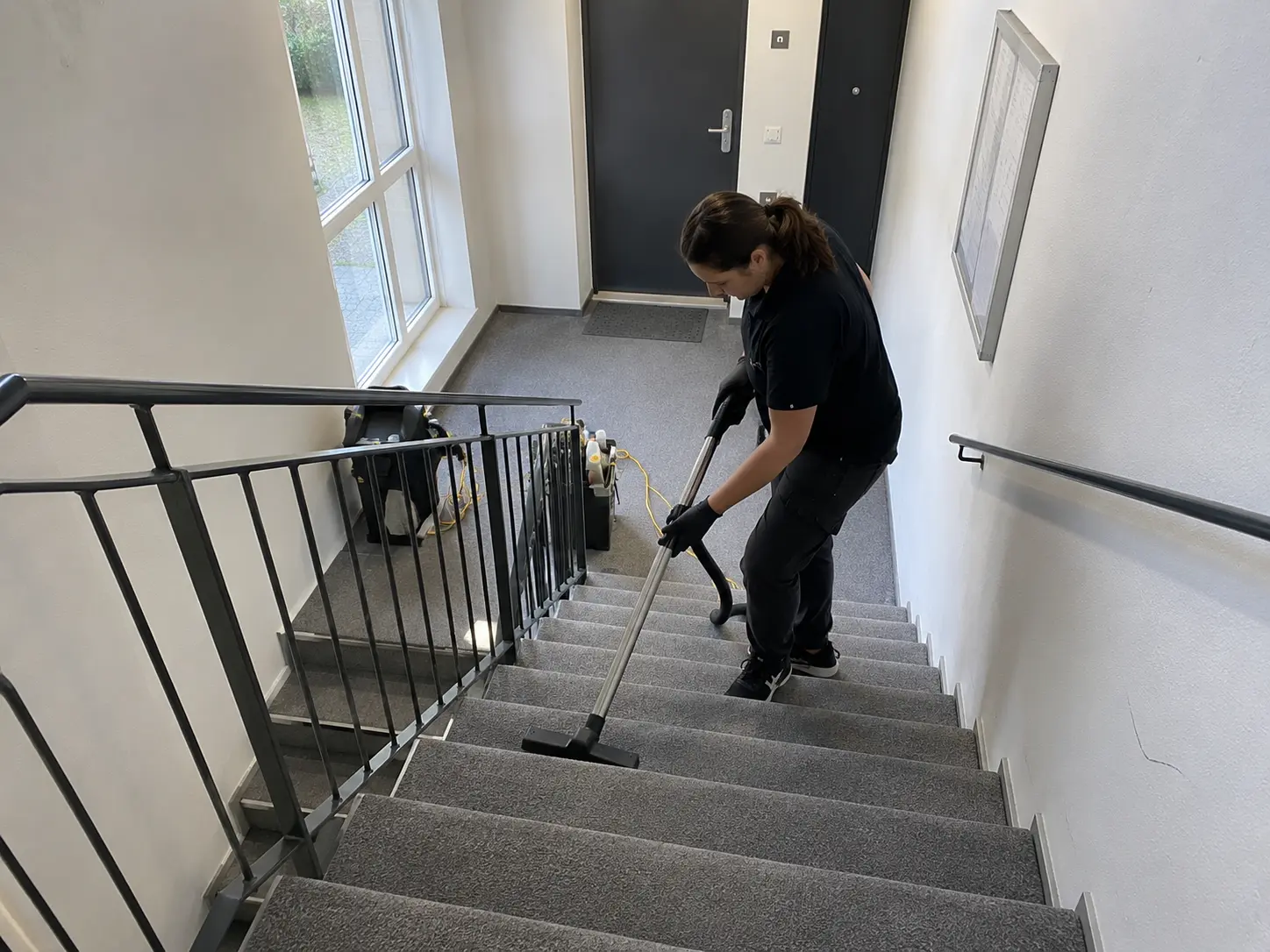 Sauber gereinigte Treppenstufen nach der professionellen Treppenhausreinigung in Hörstel