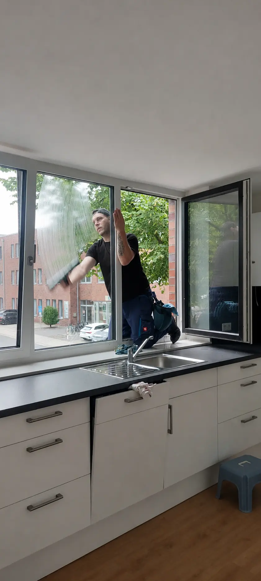 Gepflegte Küche und Fenster nach der Unterhaltsreinigung