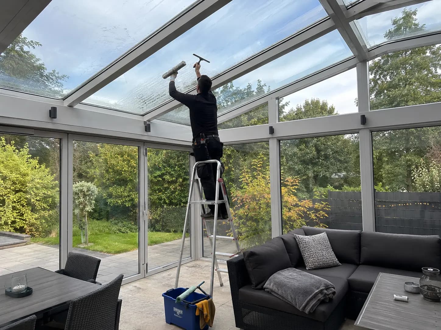 Wintergartenreinigung von innen mit Leiter und professionellem Equipment in Osnabrück
