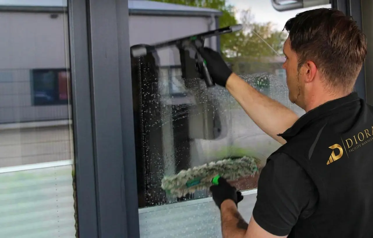 DIORA Mitarbeiter bei der professionellen Fensterreinigung