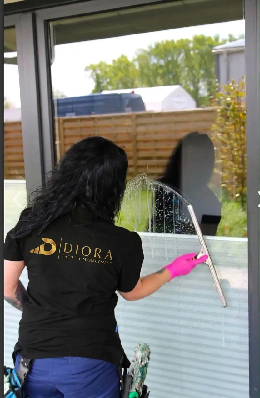 DIORA Mitarbeiterin bei der professionellen Fensterreinigung