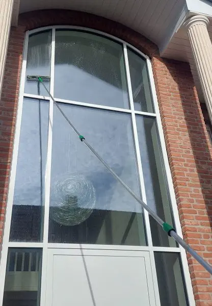 Professionelle Fensterreinigung an einem Gebäude in Hörstel-Riesenbeck
