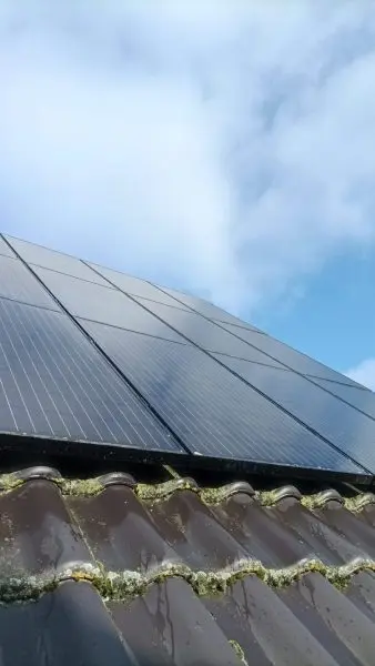 Professionelle Photovoltaik-Reinigung auf einem Hausdach in Hörstel-Riesenbeck