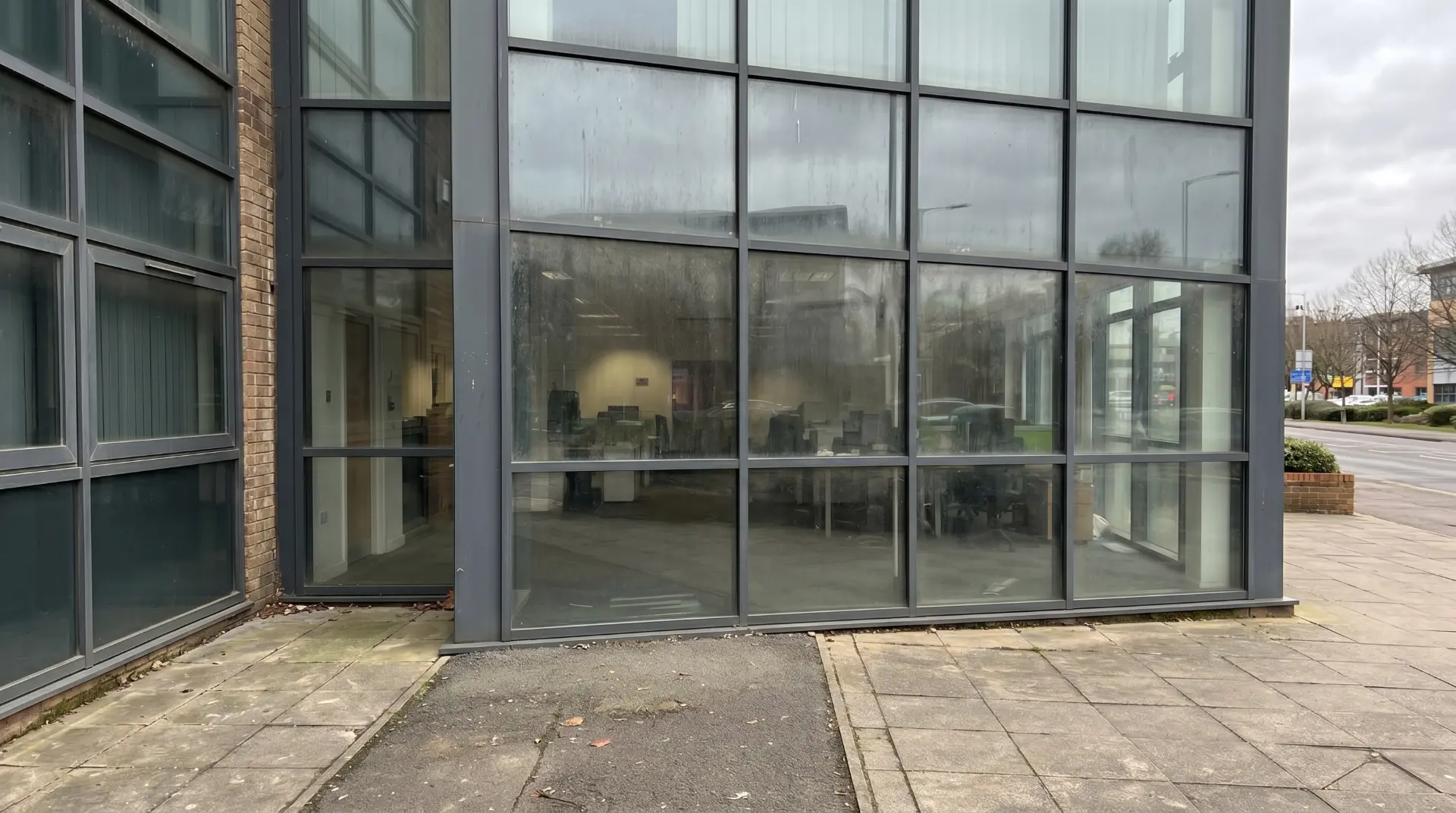 Fenster vor der professionellen Glasreinigung