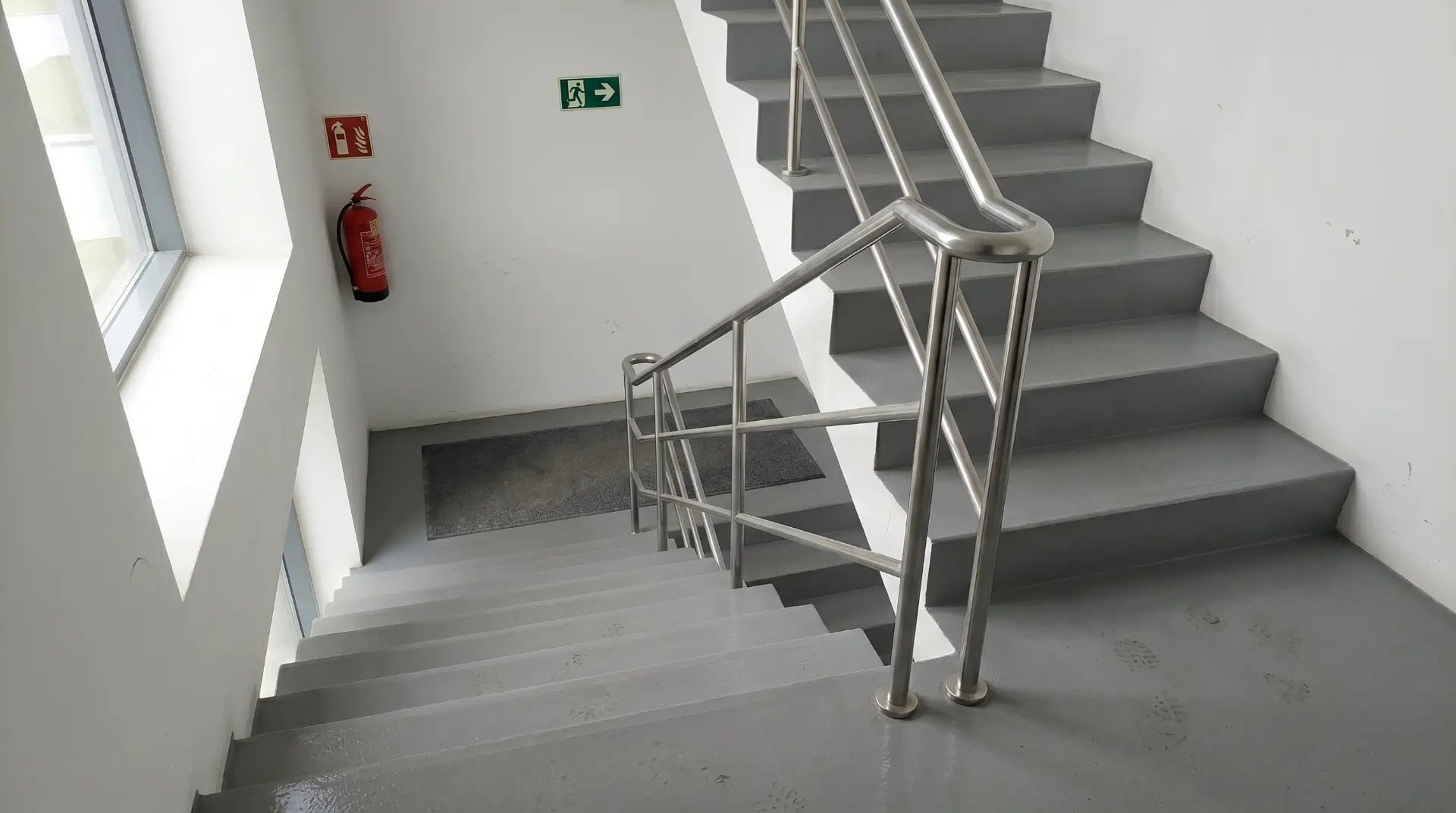 Treppenhaus nach der Pflege durch DIORA Hausmeisterservice