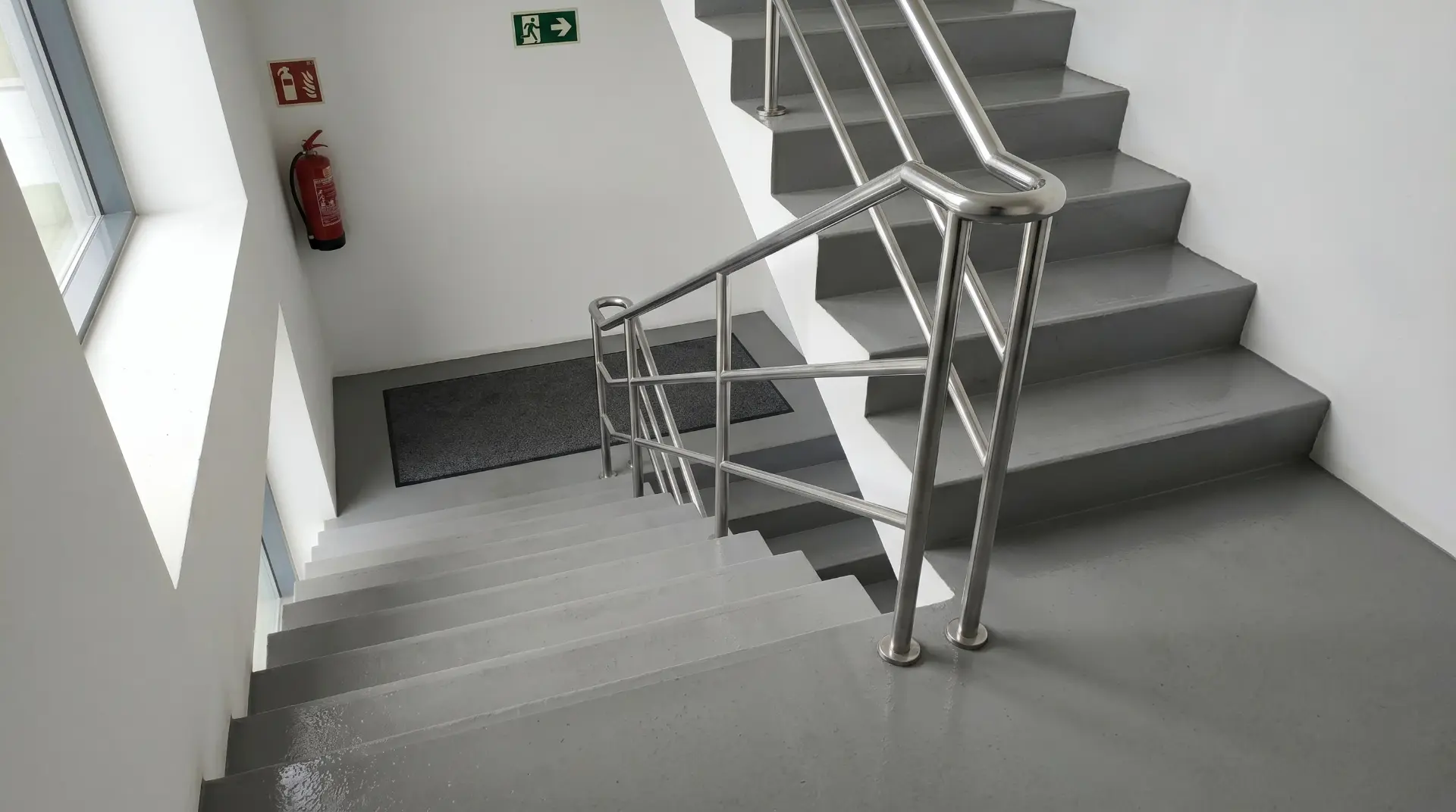 Treppenhaus vor der Pflege durch DIORA Hausmeisterservice